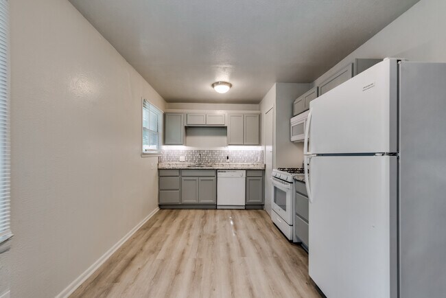 Building Photo - 307 W 4th St