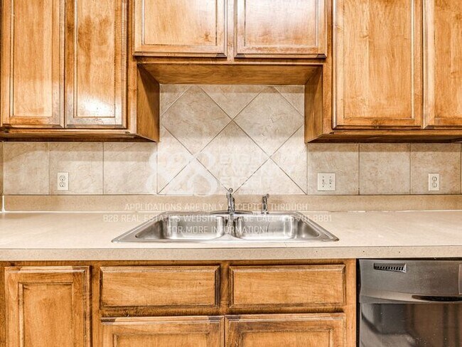Building Photo - *AVAILABLE NOW!* CUTE 3 BED/2 BATH DUPLEX IN NORMAN!