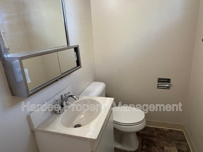Building Photo - 1500 Brooklawn Dr