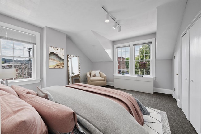 Building Photo - 518 Broad St