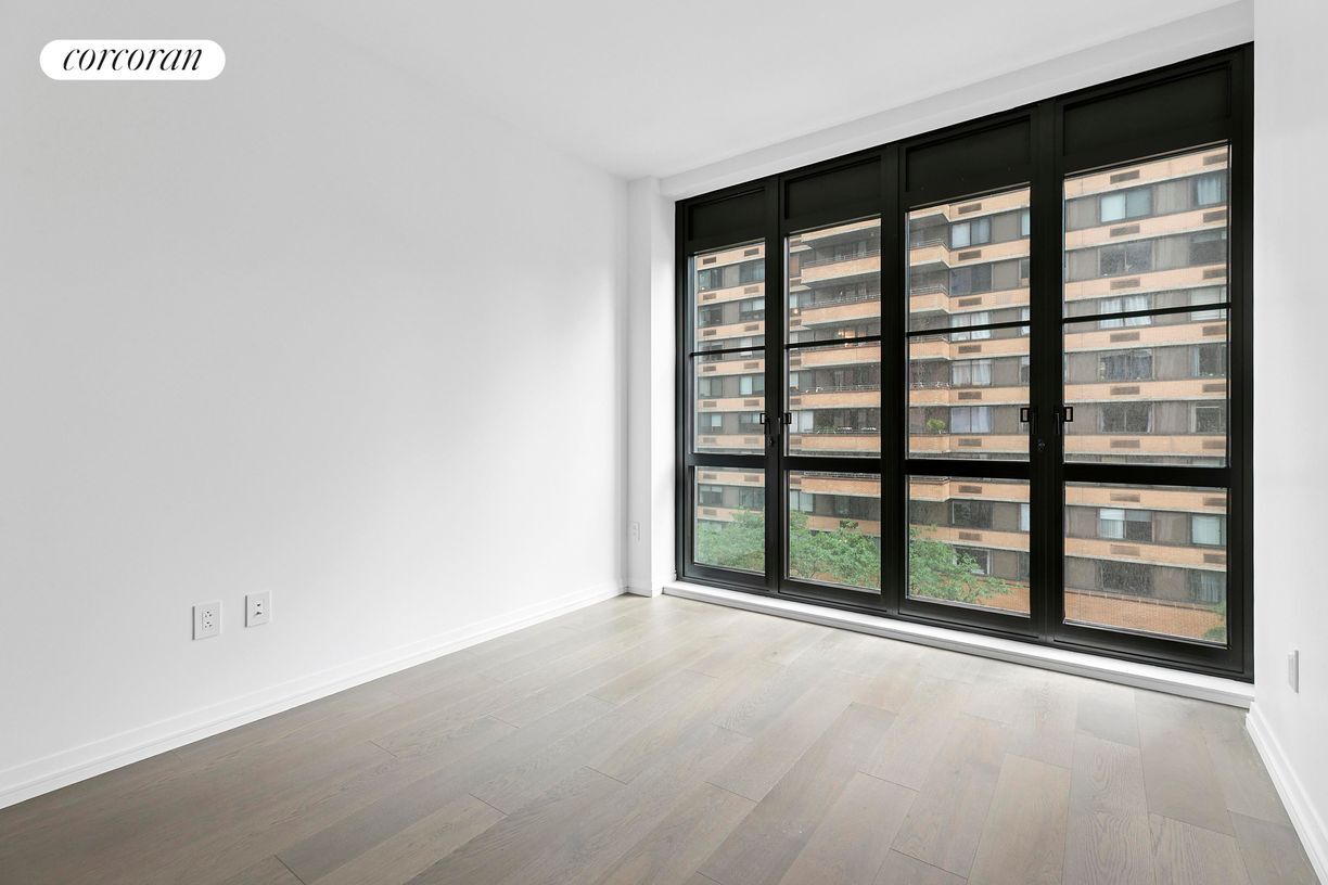 Building Photo - 250 W 96th St