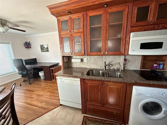 Building Photo - 2420 N Crystal Lake Dr