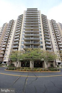 Building Photo - 307 Yoakum Pkwy