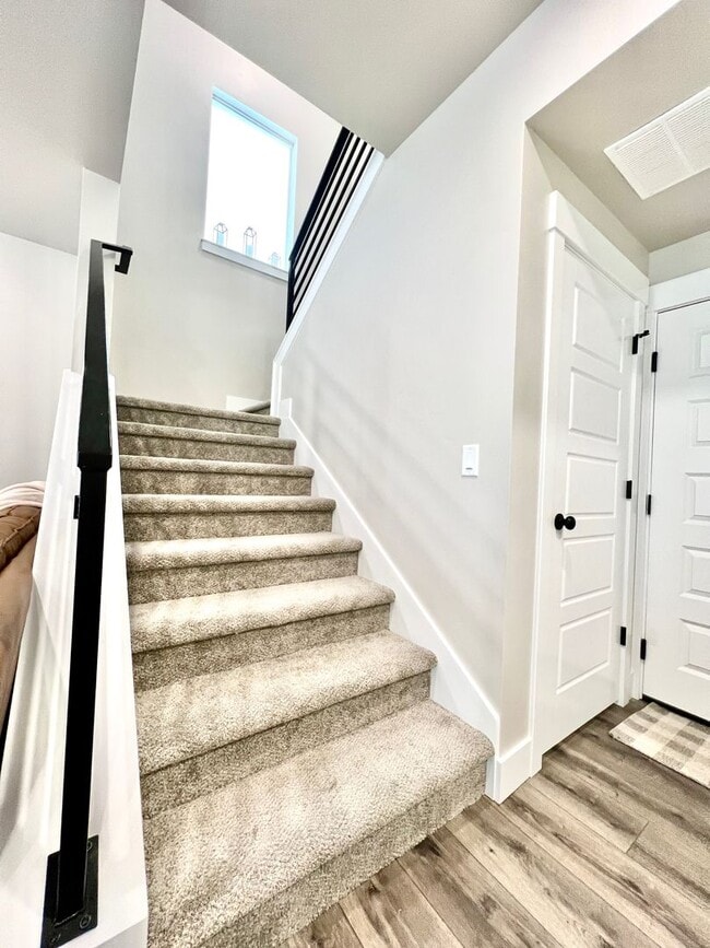 Building Photo - Peregrine Townhomes