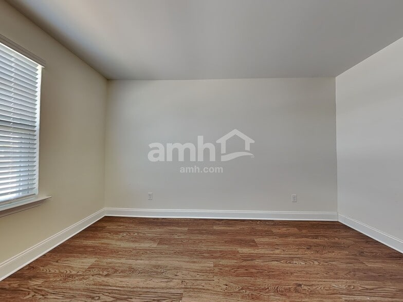 Building Photo - 243 Dogwood Cir