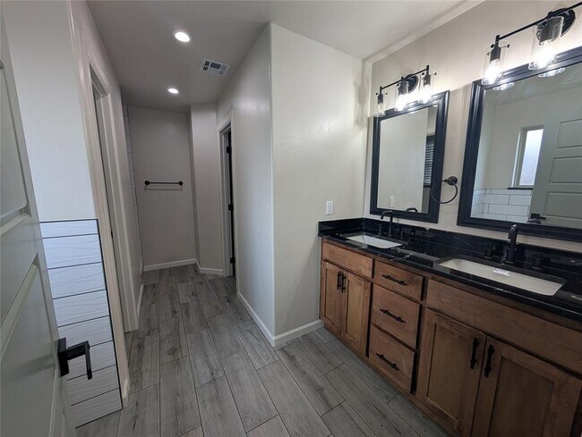 Building Photo - 405 NW 115th St