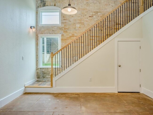 Building Photo - 110 S Main St