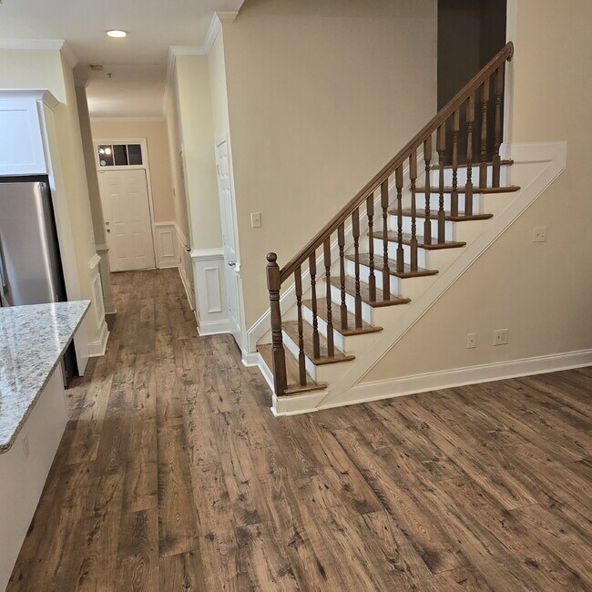 Building Photo - 5 Bedroom and 4.5 Baths. This home has it ...