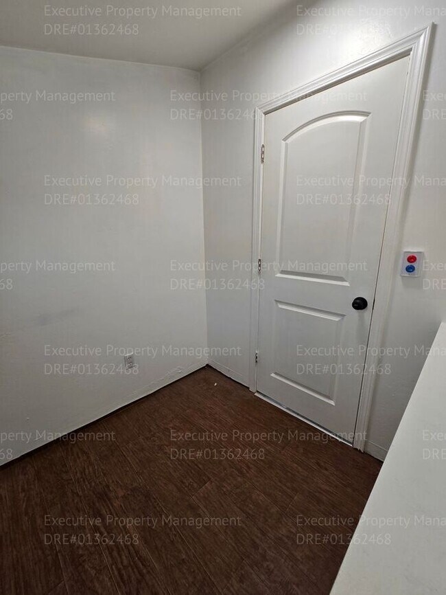 Building Photo - 3 bedroom/ 2.5 bathroom 2 story home.