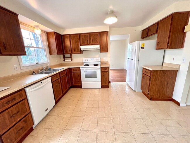 Building Photo - Beautiful Home - 3 Bedroom 2.5 Bathroom - ...