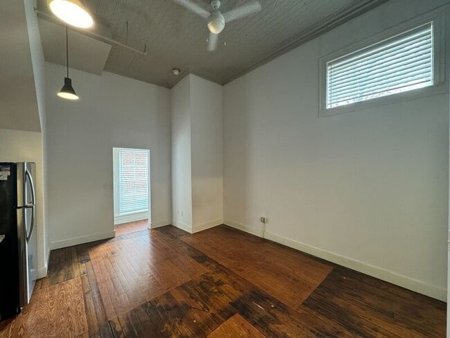 Building Photo - 17 W Main St