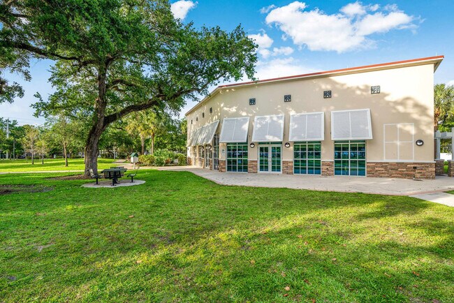 Building Photo - 1526 SW 20th Ave