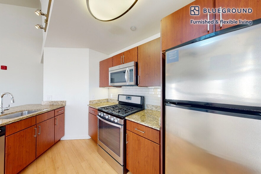 Building Photo - 998 Stewart Ave