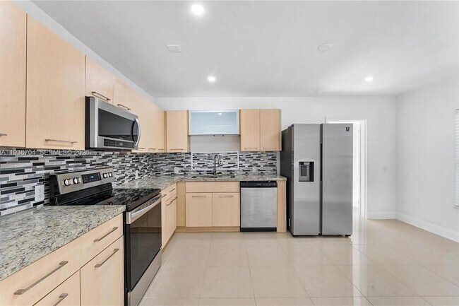 Building Photo - 300 SW 11th Ct