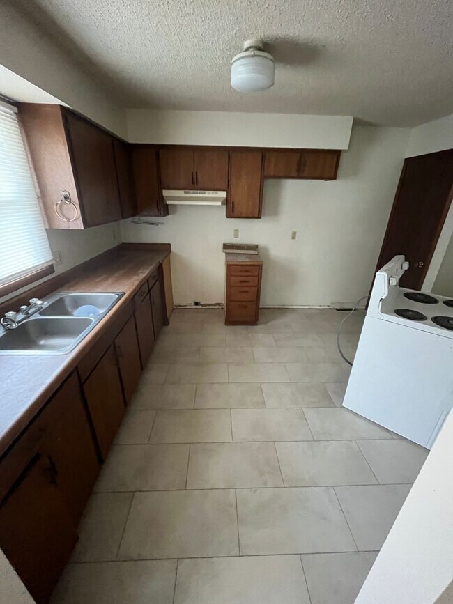 Building Photo - 2221-2221 Davis St