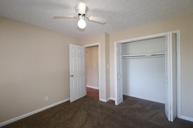 Building Photo - 212 Foxwood Dr