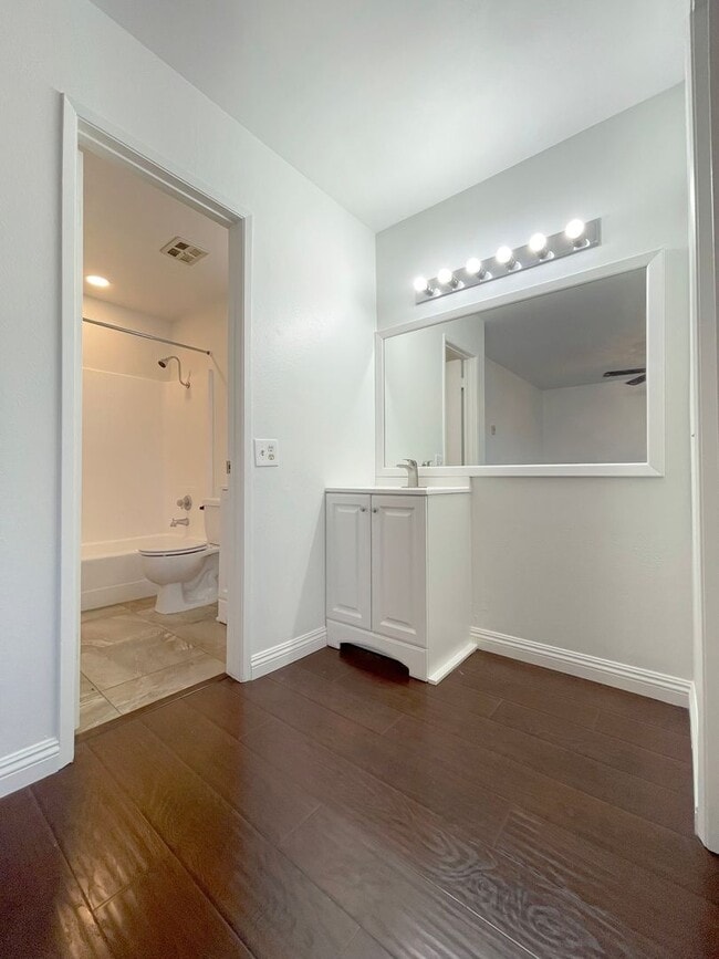 Building Photo - 3 Bed + 1.5 Bath + 2 Car Garage