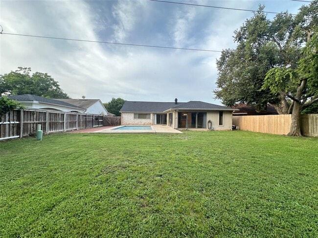Building Photo - 12139 Huntington Park Dr