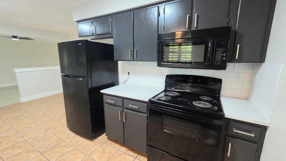 Building Photo - 411 Woodcrest Way