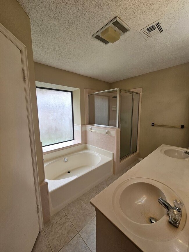 Building Photo - (3) Bed, (2)Bath Avail NOW! Cambridge Addi...