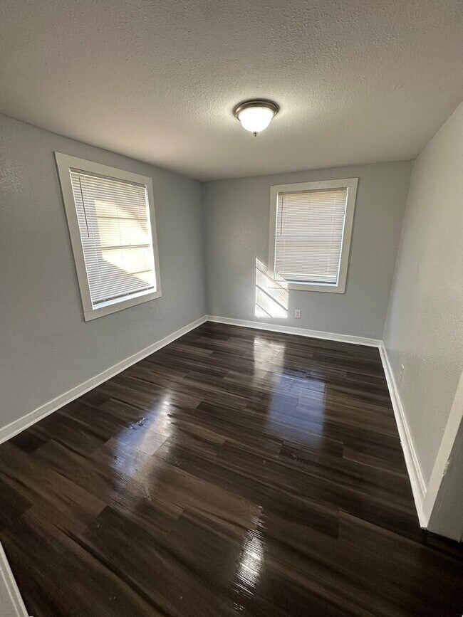 Building Photo - Fully Renovated 2/1 Single Family Available Now!