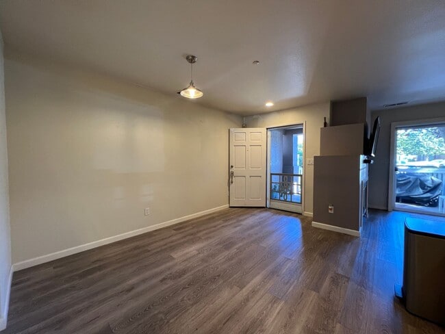 Building Photo - Sharp Contemporary 2 Bedroom 2.5 Bath Two Story Condo in San Jose