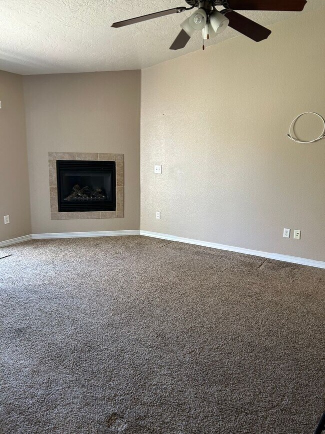 Building Photo - Charming Twinhome
