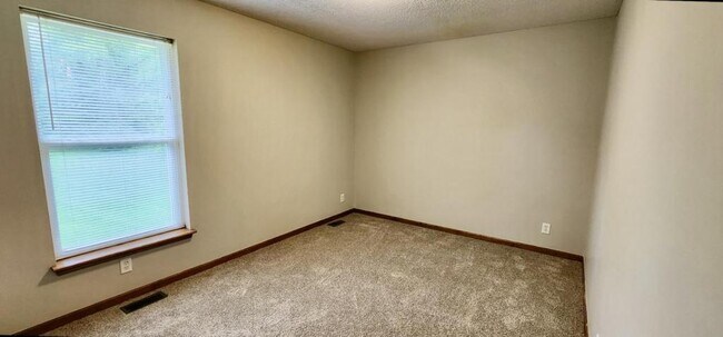 Building Photo - 1713 Briarwood Ln