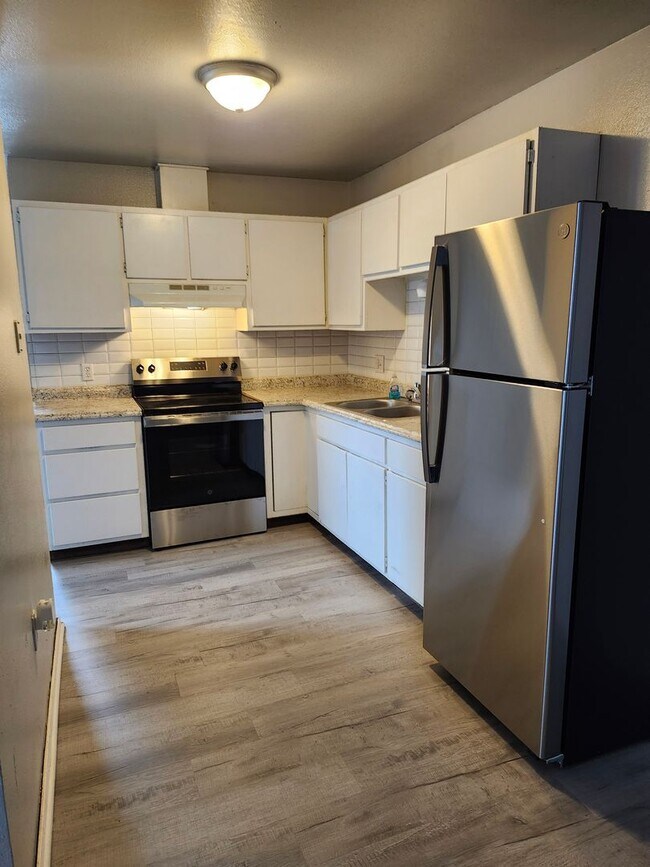 Building Photo - Remodeled 2025 Ground Level 2 Bedroom Apar...