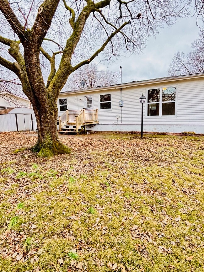 Building Photo - 607 Coach Light Ln