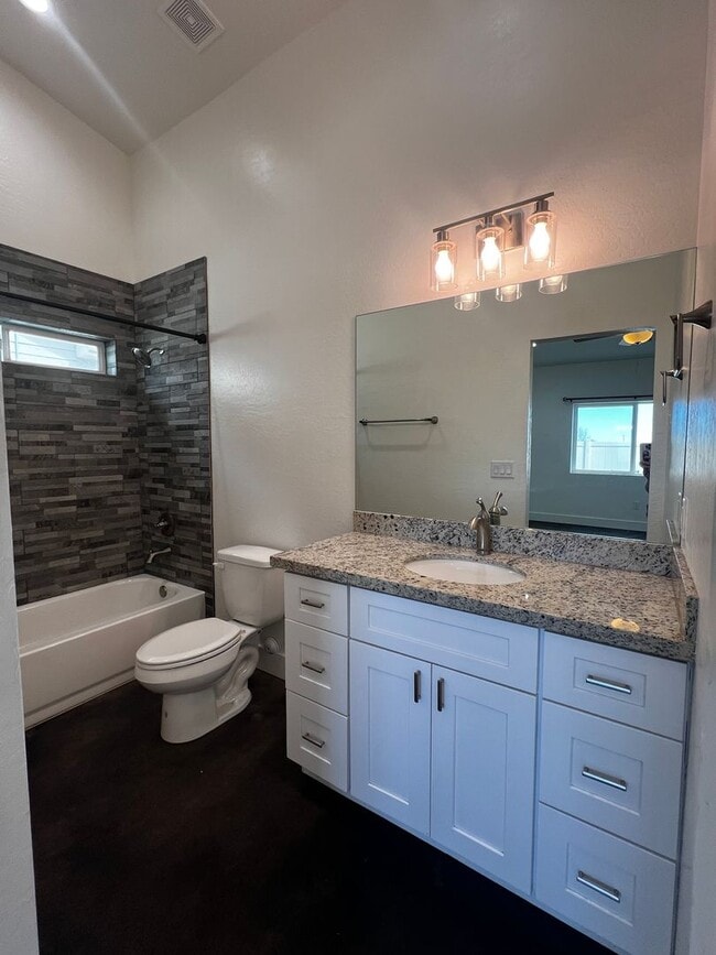 Building Photo - 3 bed/2 bath House with private Hot Tub