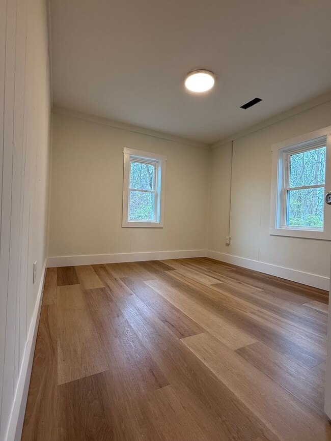 Building Photo - Newly Renovated 3 Bdrm Close to Campus! Avail Aug 2026 $2,250 or $1,500 for Now thru July 2026!