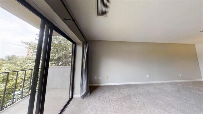 Building Photo - 300 Johnson Ferry Rd