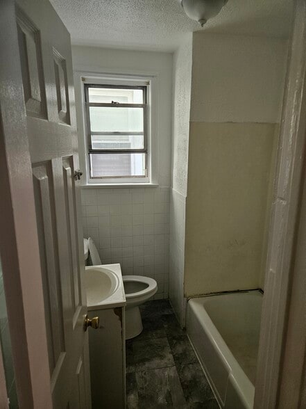 Bathroom - 124 Lyon St