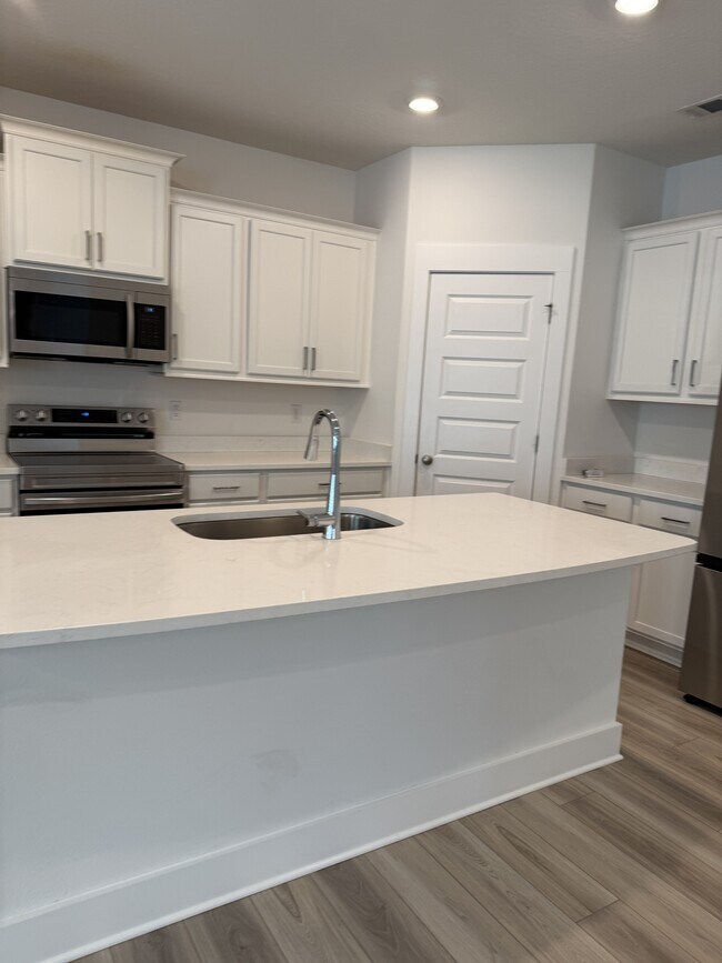 Building Photo - 210 Lyla Ln