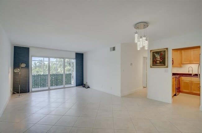 Building Photo - 3040 NE 16th Ave