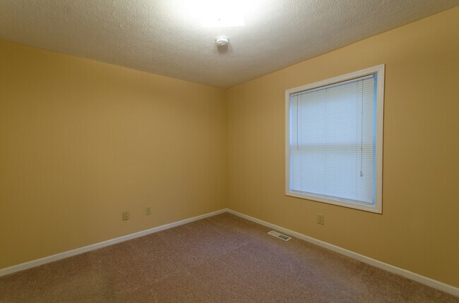 Building Photo - 4 bedroom, 2.5 bath: Available August 2026