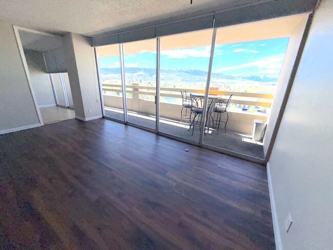 Building Photo - Reno Highrise Condo - Mountain & City Views
