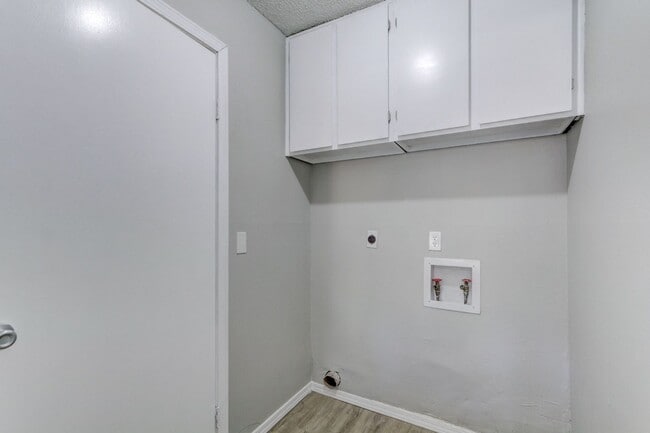 Building Photo - 3 bed 1.5 bath duplex in Midwest City