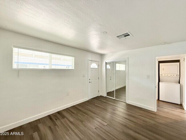 Building Photo - 1202 E Kaler Dr