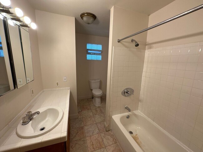 Building Photo - Highland 1557-1559 1557HSLLC