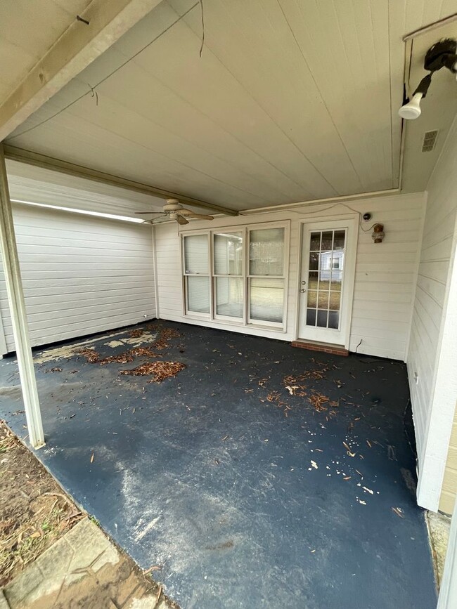 Building Photo - ** 4 Bed 2 bath located in Johnstown ** Ca...