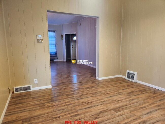 Building Photo - 2 Bed Duplex in Oshkosh, WI - Perfect for cozy living!