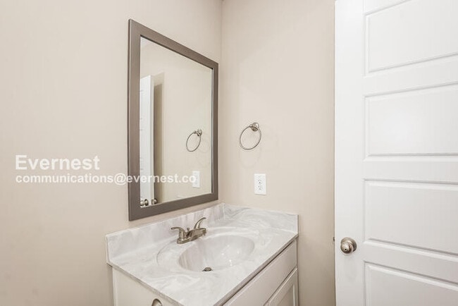 Building Photo - Limited Time Special Offer / 2 Bed/2.5 Bath Townhome with Garage / Pet-Friendly / Available Now!