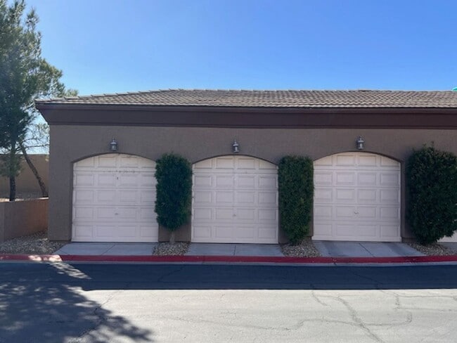 Building Photo - Condo on TPC Summerlin golf course! $2250/...