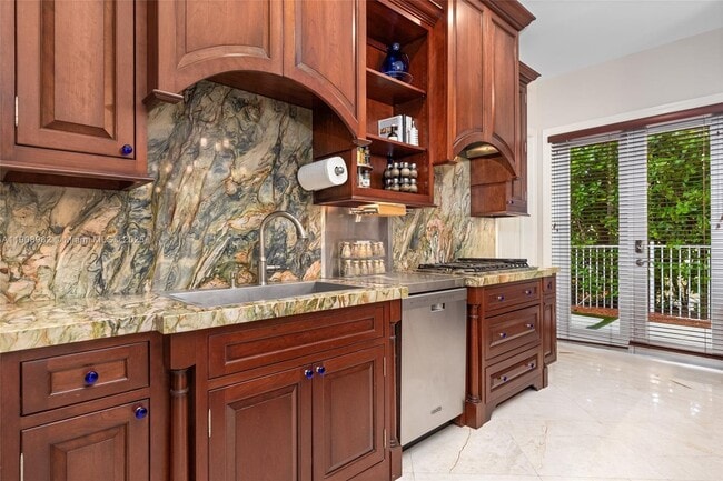 Building Photo - 70 Bay Colony Ln