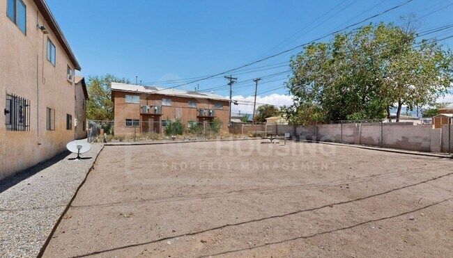 Building Photo - Spacious 2-Bedroom Unit Near Kirtland Air Force Base