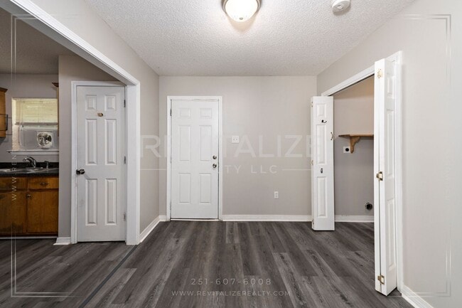Building Photo - Newly Renovated Brick Home!