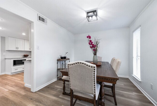 Building Photo - 26715 Maplewood Dr