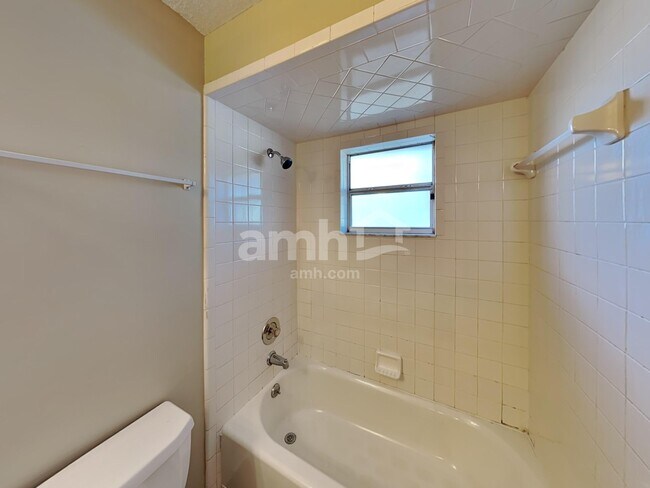 Building Photo - 1004 Lantana Dr